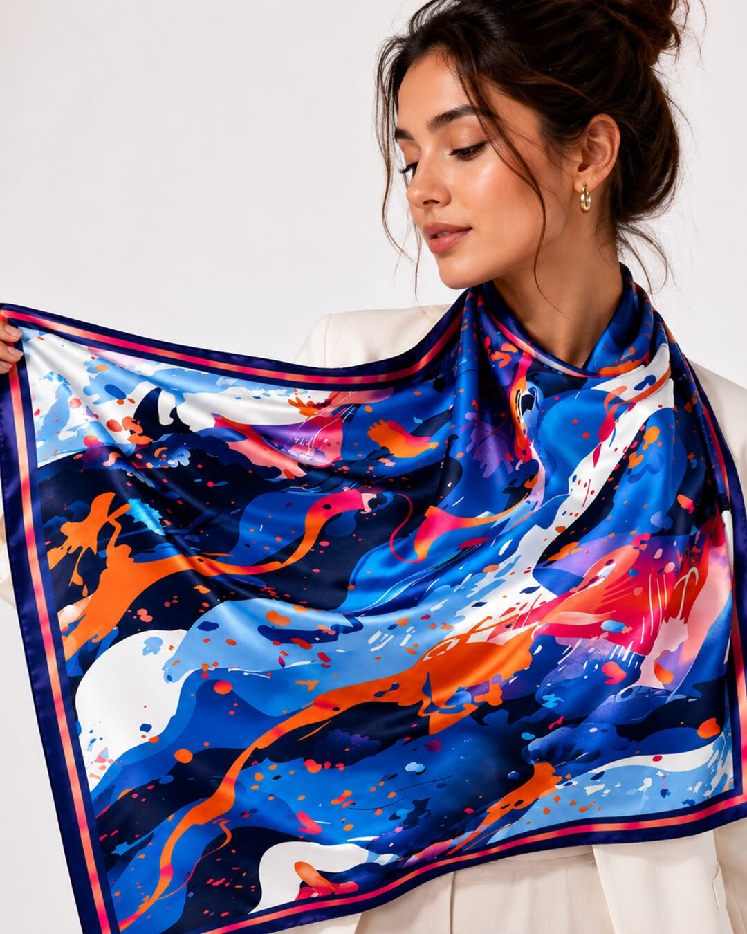 Foulard cobalt sur l'épaule