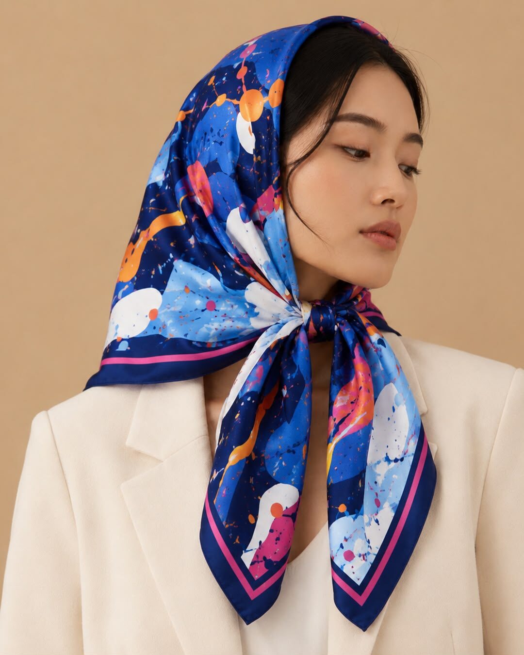 Foulard satin bleu cobalt abstrait porté en carré de tête